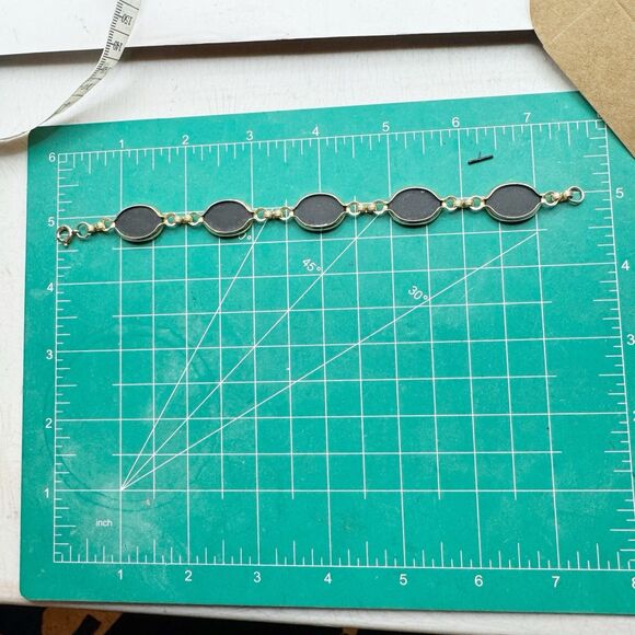 Vintage Black Glass Bevel Set Link Bracelet Gold Tone 7.5” - Picture 5 of 8